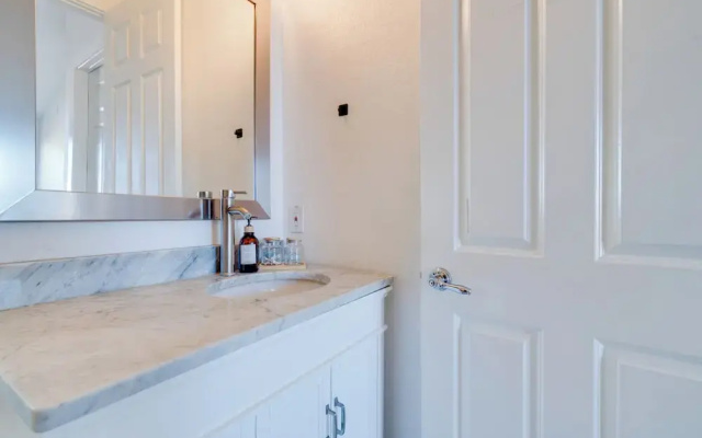 Stylish Apt Near Lake Travis w/ Entertainment