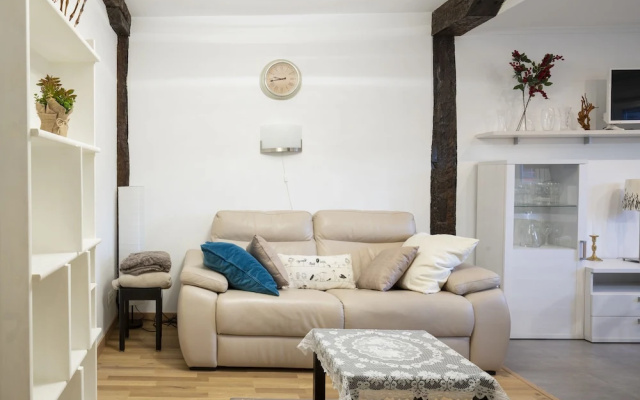 City Hall Iii Apartment With Parking By Aston Rentals