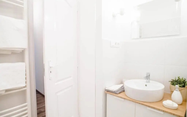 Comfy, renewed 3 bedroom apt in center
