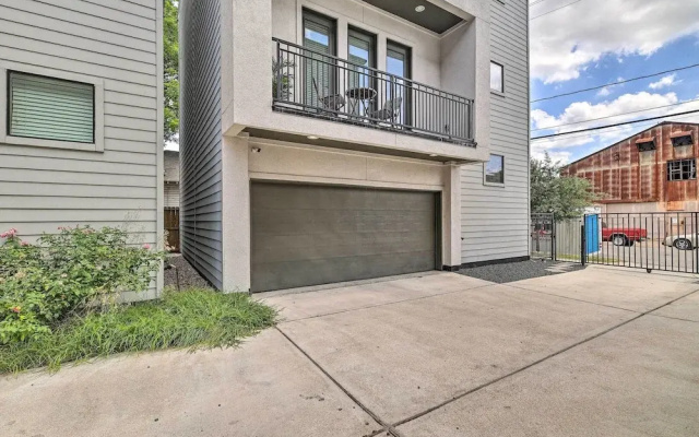 Stylish Houston Townhome ~ 3 Mi to Downtown!