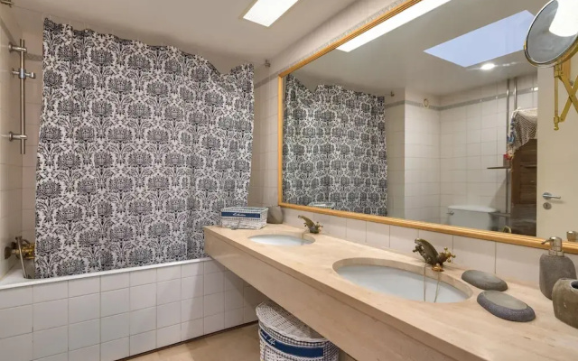 Charming Paint House Apartment in Pestana