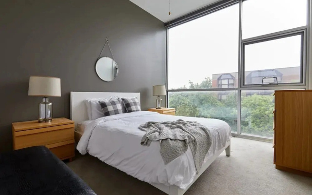 Distinct Lincoln Park Suites by Sonder
