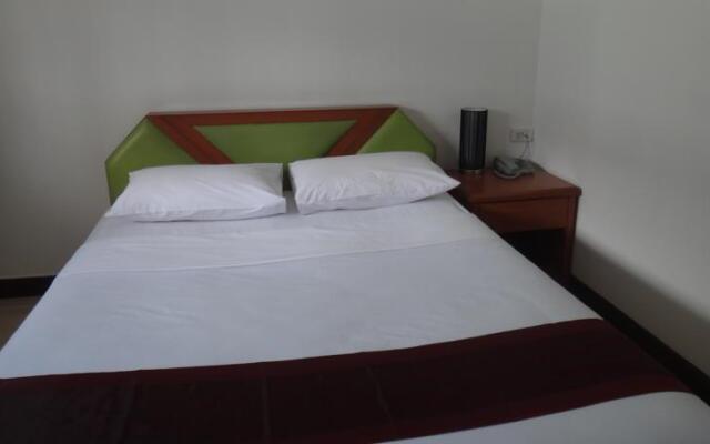 Отель World Inn комната для гостей