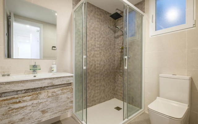 BRAND NEW, Modern & Stylish Apartment
