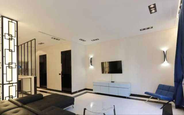 110 m2 golden square, renovated, 20metres croisette, parking private