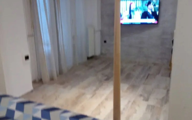 Center Apartment With Private Yard Yr11