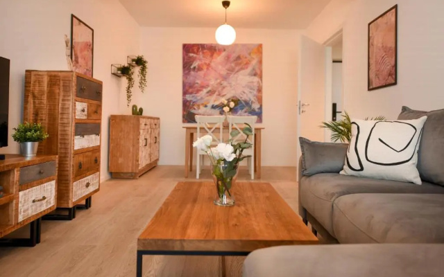 SUGAR RUSH - Modern 1BR Apt with Balcony