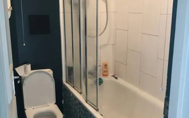 2 Bedroom Apartment Near Stepney Green Sleeps 4