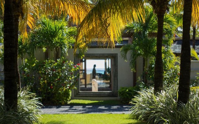 Отель Dinarobin Beachcomber Golf Resort & Spa Маврикий, Ле-Морн - отзывы, цены и фото номеров - забронировать отель Dinarobin Beachcomber Golf Resort & Spa онлайн вид на фасад