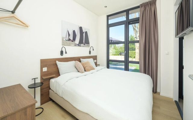 Lakeside Luxury Villa With Ensuites