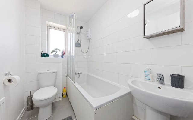 Lovely 2-bed House in Kent - Parking Available