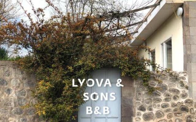 Отель Lyova & Sons B&B Горис вид на фасад