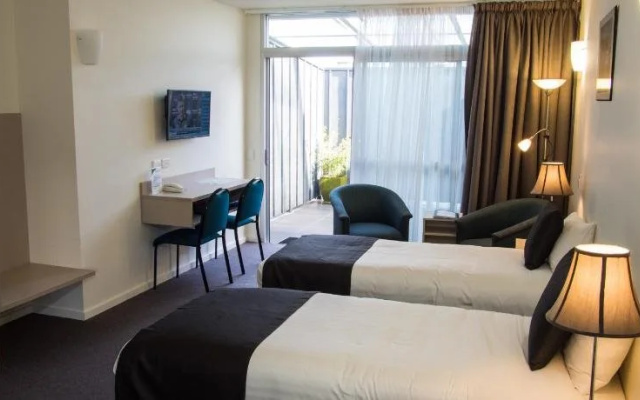 Shoreline Hotel