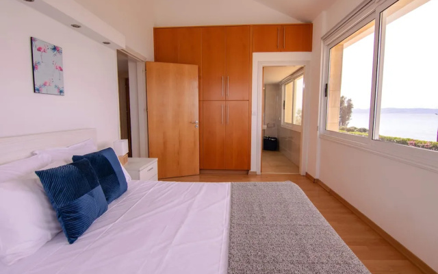 Phaedrus Living Beachfront Villa Mare