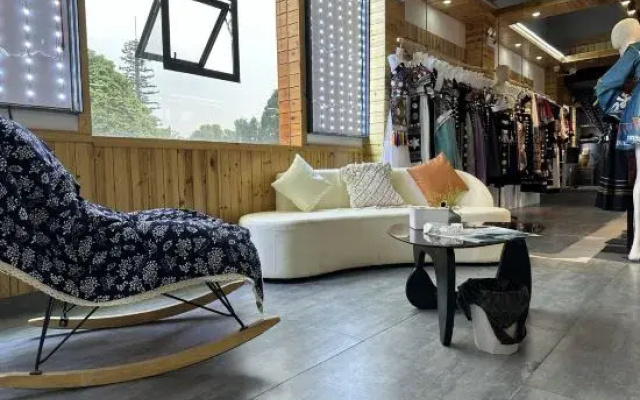 Menghui Furong Design Guesthouse (Furong Town Waterfall)