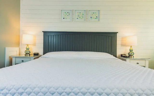 Bearskin Neck Motor Lodge