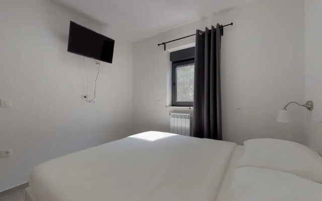 2 Bed House - Sleeps 4 - Hottub - Garden - Parking