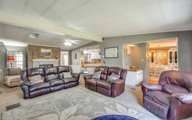 Private Beach & Dock: Lake Hartwell Family Getaway