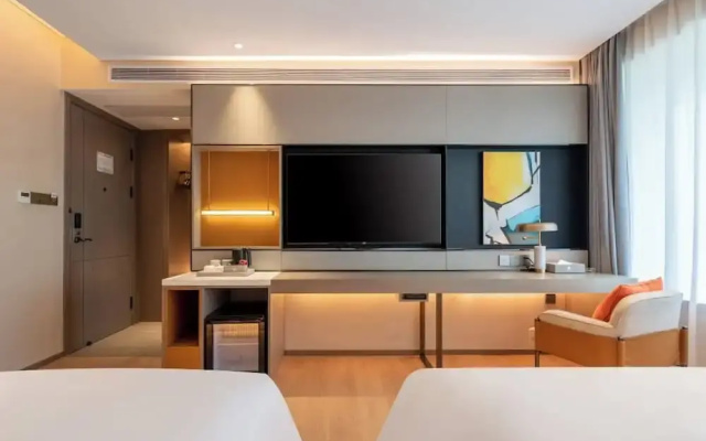 World Hotel (Jinan CBD Dingjiazhuang Subway Station)