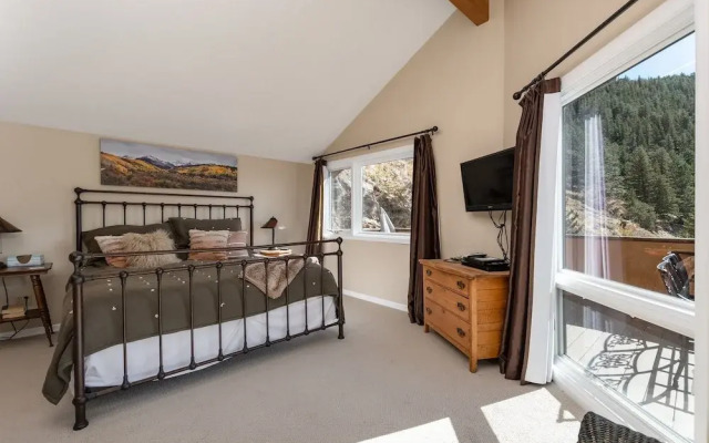 The Cedars Luxury At Windcliff 5 Bedroom Home by RedAwning
