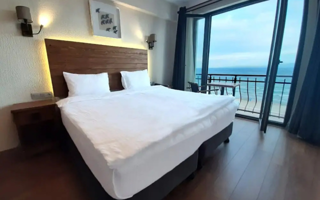 8 Rooms Hotel