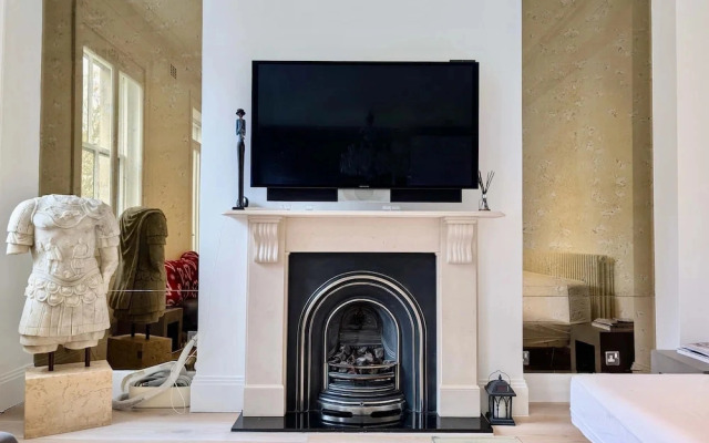 Stylish 1 Bed in SW7 With Private Balcony