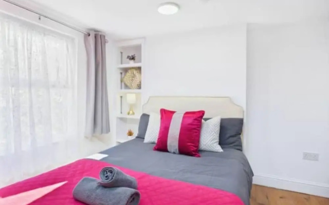4BR London Home Piccadilly Line Sleeps 9