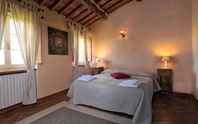 Majestic Farmhouse in Lucignano With Swimming Pool