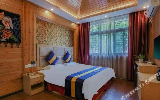 Manluo Flower Folk Hotel