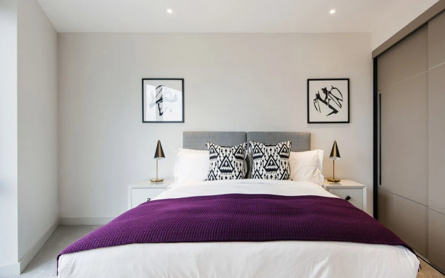Contemporary Victoria Home by the River Thames