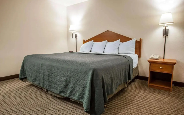 Quality Inn & Suites - 3 Stars