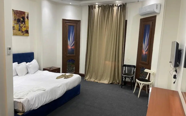Motel 5 Square