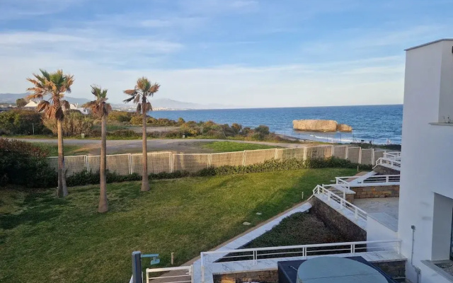 Captivating 2-bed Apartment First Line Beach