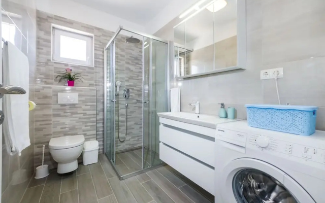 Charming Villa in Jasenice With Pool