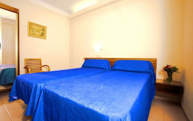 Отель Hostal La Lonja вид на фасад
