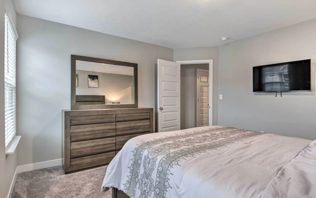 Modern & Spacious Family Home w/ Pool Access!
