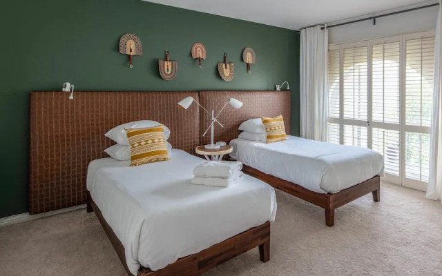Sleek 2BR Townhome Old Town by WanderJaunt