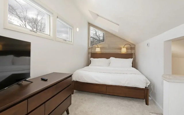 929 Red Sandstone 3 Bedroom Condo