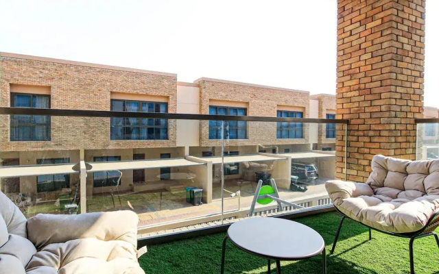 Bright Spacious 2BR with Maids