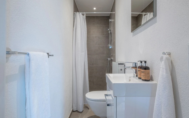 1 Bed Apartment Sleeps 2 With Parking, Wifi, Tv