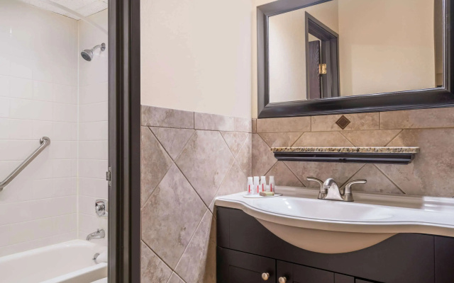 Ramada by Wyndham Minneapolis Golden Valley