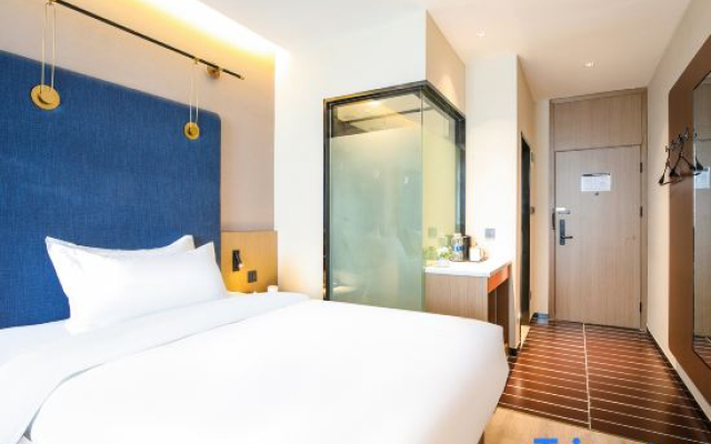 World Smart Hotel (Lankao Jiaoyulu Memorial Hall)