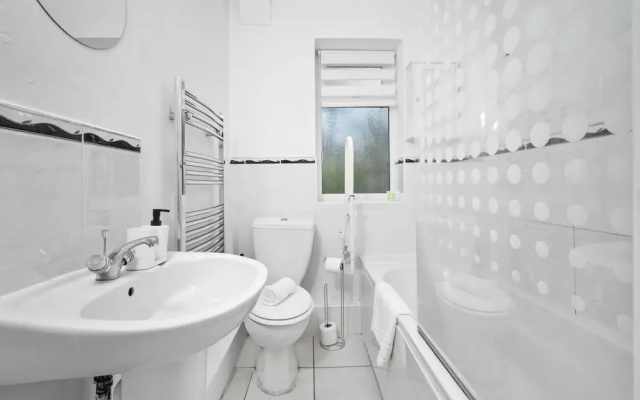 Stylish Three Bedroom Retreat With Garden