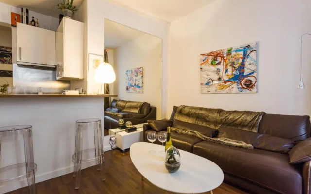 Artsy Flat for 2 Near Opera