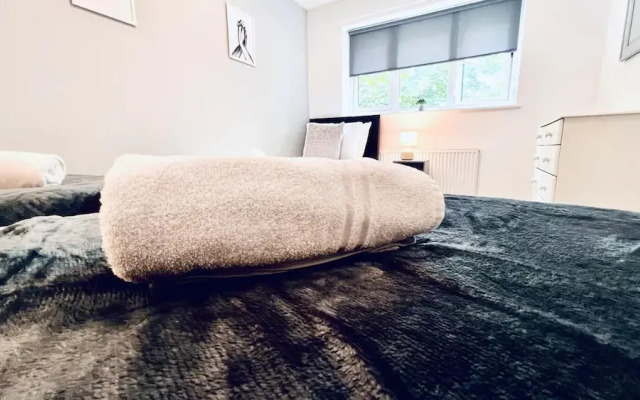 Stylish Townhouse With Free Parking in Liverpool