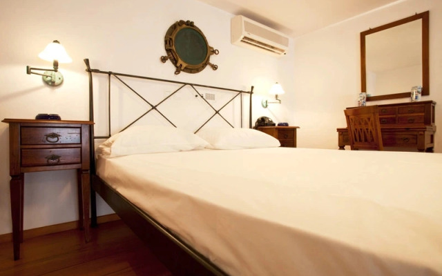 Alexandros Hotel