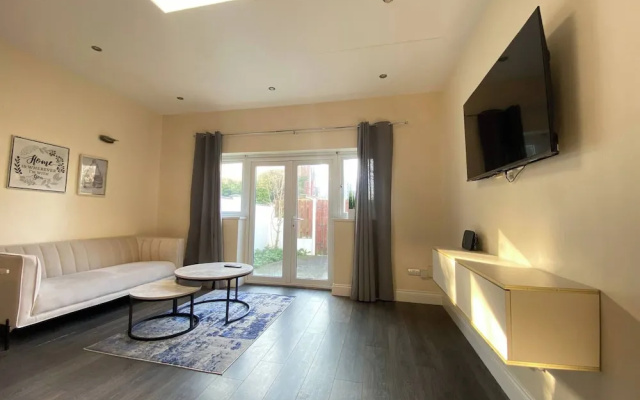 Bright & Lush 2 Bed Apartment