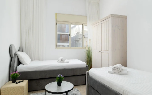 Bauhaus 2BR with Sea View by FeelHome