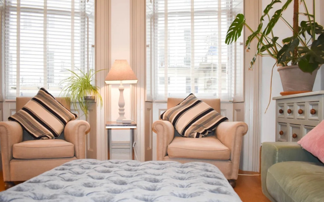2BD Seafront Flat w Tasteful Decor & Large Garden