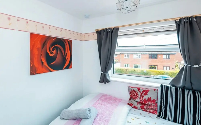 3-bed City Retreat - Sleeps 8, Garden & Parking